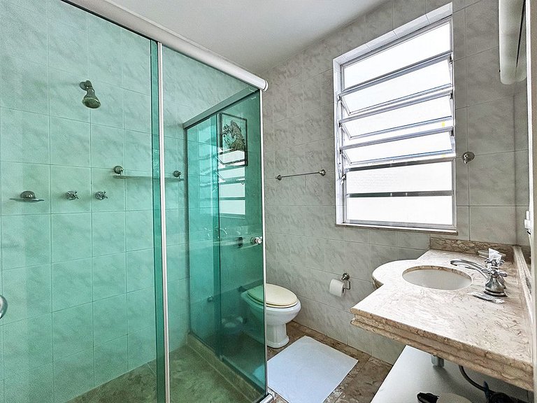 BN13 - Apto Espaçoso a 4 min da praia Copacabana