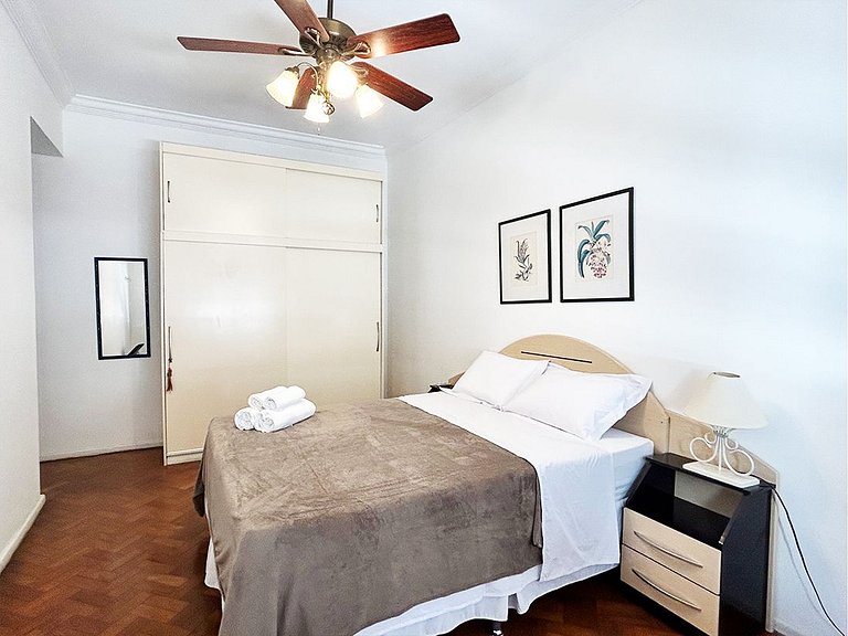 BN13 - Apto Espaçoso a 4 min da praia Copacabana