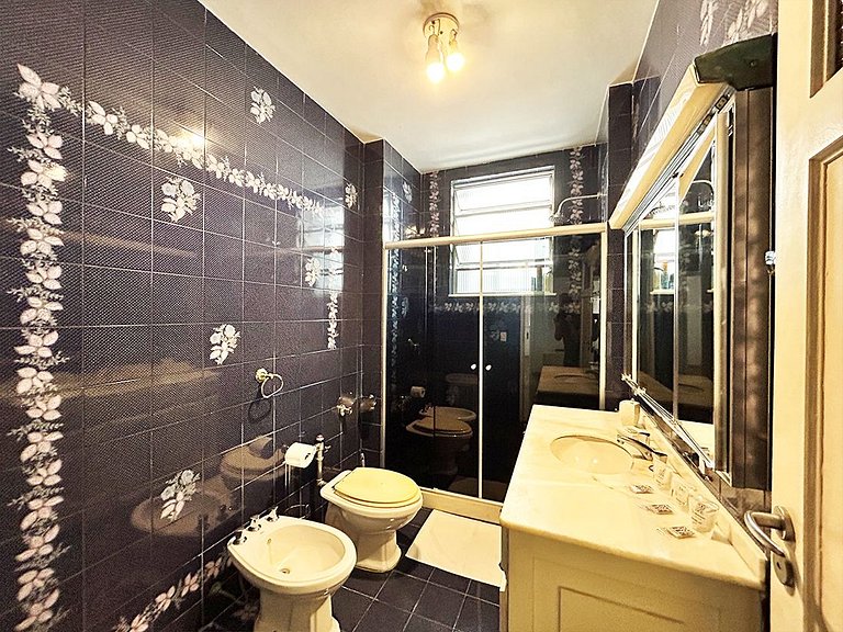 BN13 - Apto Espaçoso a 4 min da praia Copacabana