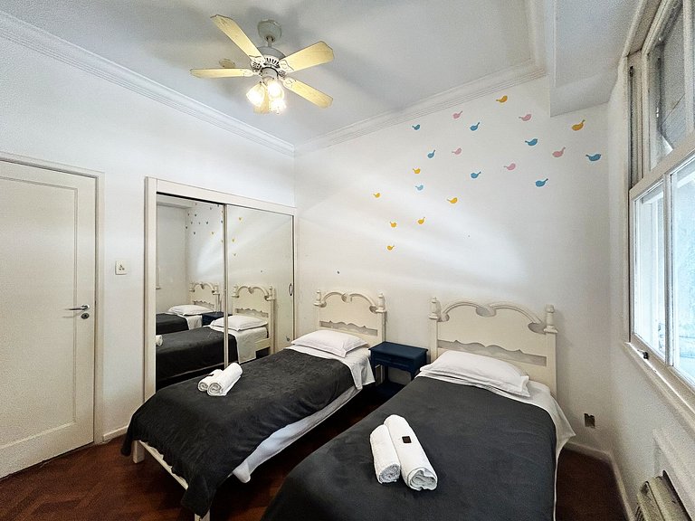 BN13 - Apto Espaçoso a 4 min da praia Copacabana