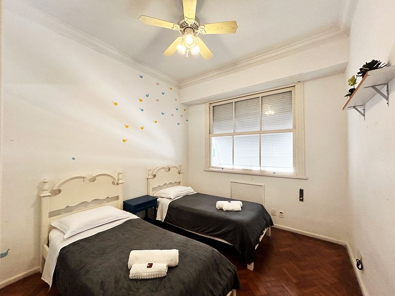 BN13 - Apto Espaçoso a 4 min da praia Copacabana